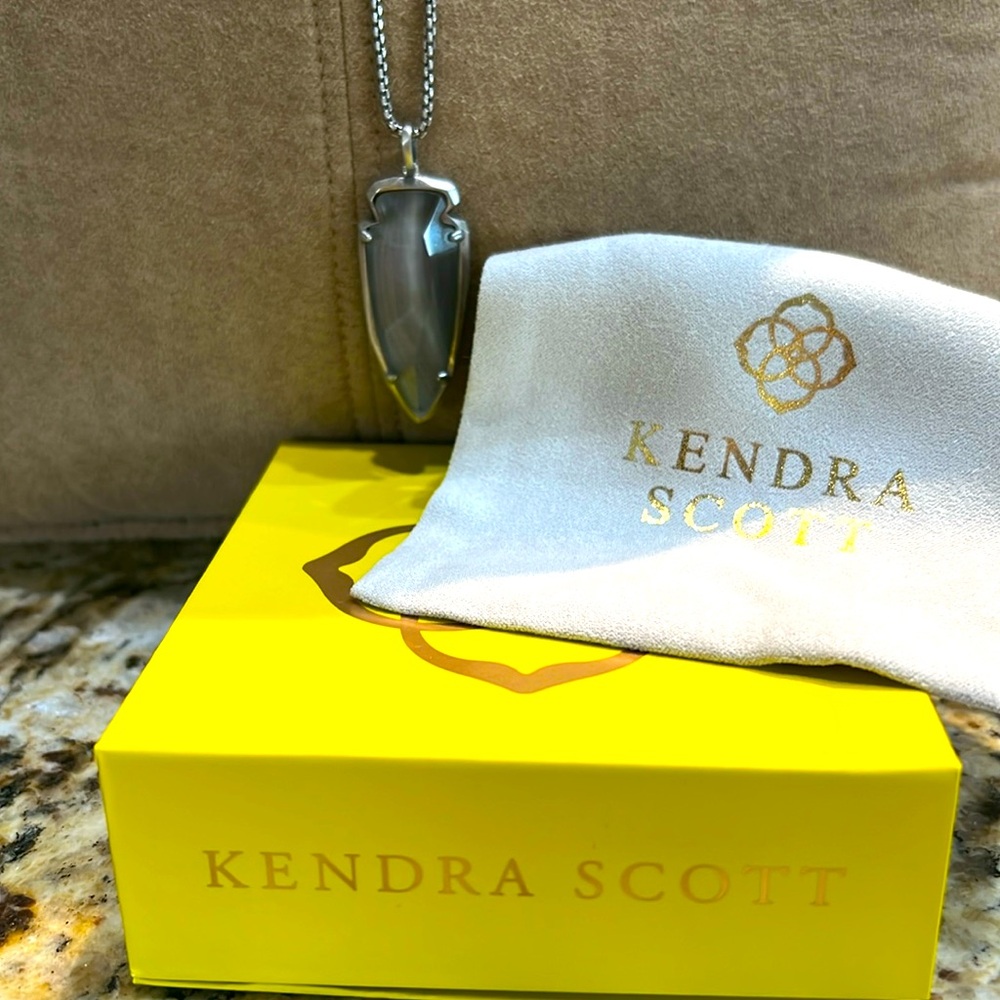 ✨Classic Kendra Scott necklace!✨